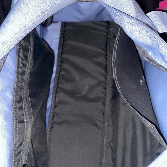 medium sized nike duffel gym bag - Picture 3 of 3